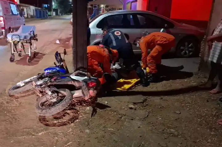 Motociclista colide contra poste na zona leste da capital