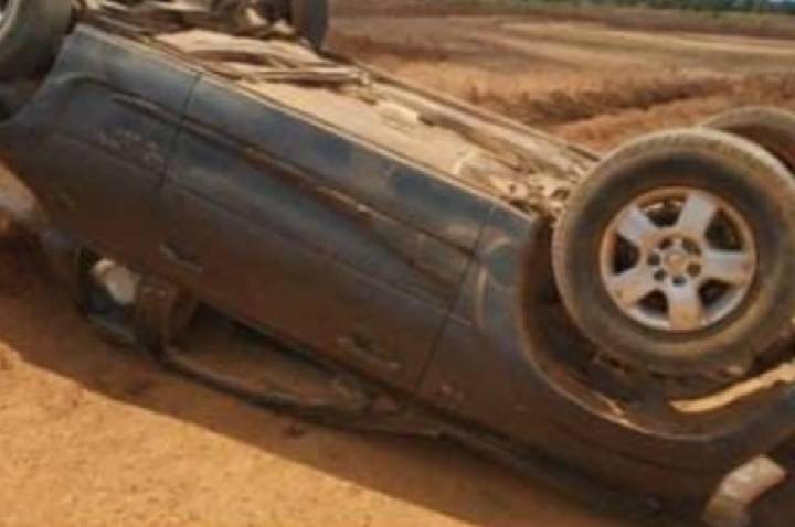 Motorista escapa ileso após capotamento de veículo em estrada rural