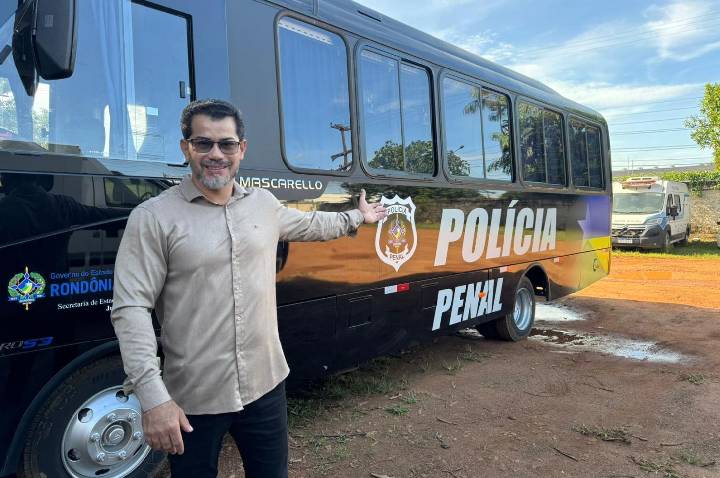 Nilton Souza celebra chegada de ônibus para reforçar atuação da Polícia Penal em Rondônia
