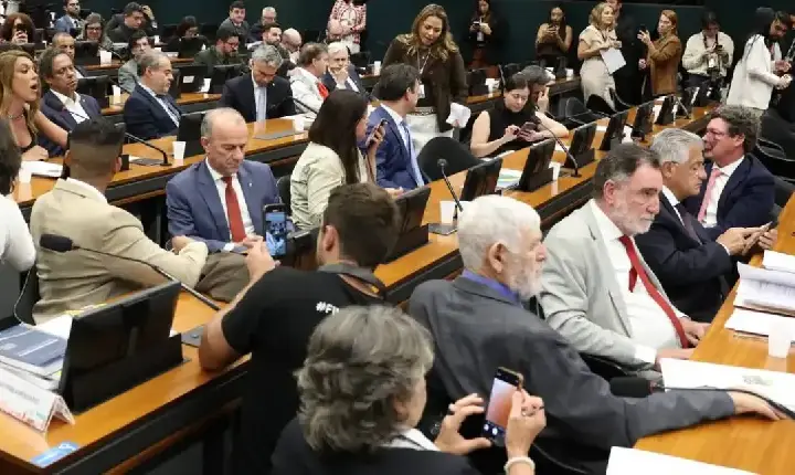 Pedido de vista na CCJ adia votação sobre fim da escala 6×1 na Câmara