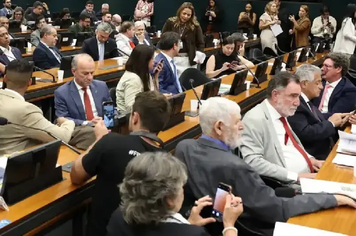 Pedido de vista na CCJ adia votação sobre fim da escala 6×1 na Câmara