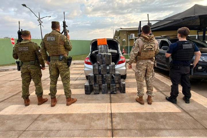 PF apreende veículo roubado com 288 kg de maconha no Paraná