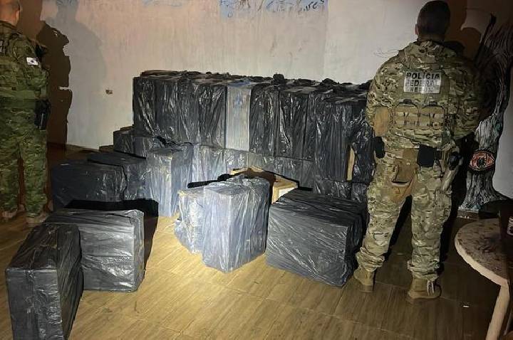 PF e PM/PR prendem três pessoas por contrabando de cigarros