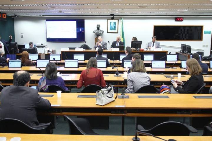 Pirataria aumenta informalidade e custos para a indústria, dizem especialistas em debate na Câmara