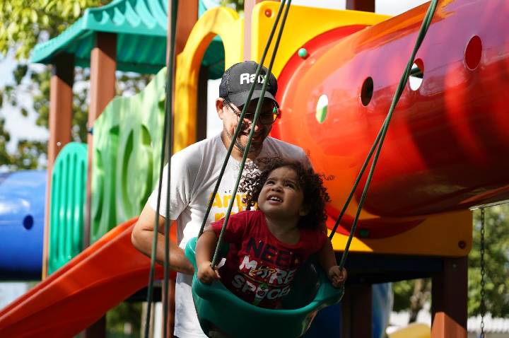 Playgrounds transformam praças em espaços de diversão