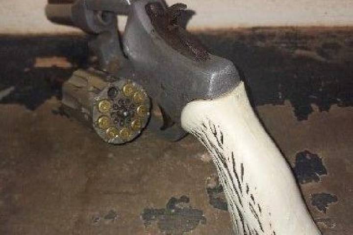 PMRO apreende arma de fogo e conduz envolvidos após abordagem em Guajará-Mirim