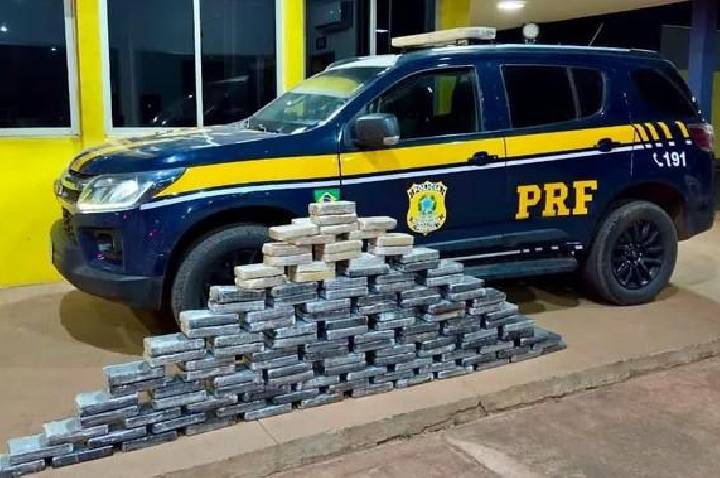 PRF intercepta carregamento de cocaína escondido em SUV transportado por caminhão-cegonha