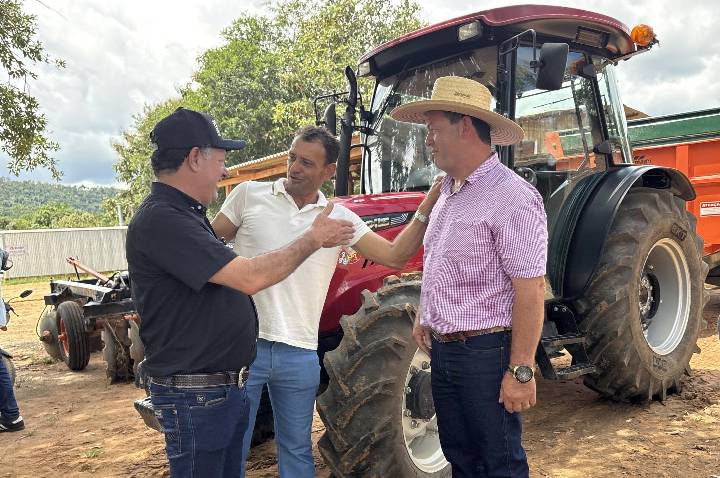 Produtores de Campo Novo recebem implementos agrícolas adquiridos por emenda do deputado Pedro Fernandes