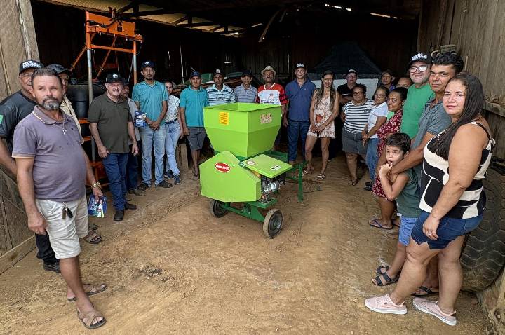 Produtores do consórcio Terra Prometida são beneficiados com implementos agrícolas com recursos do deputado Pedro Fernandes