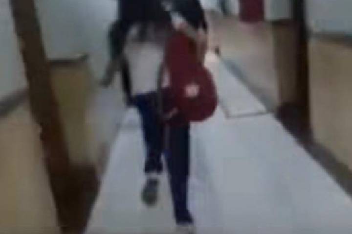 Professora apaga luz e protege alunos durante ataque a tiros em escola