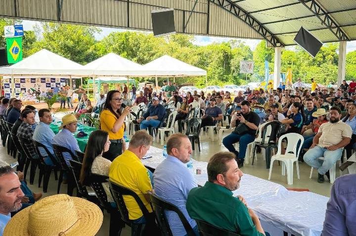 Rosangela Donadon anuncia 100 mil mudas de café e calcário durante Encontro dos Produtores Rurais de Chupinguaia.