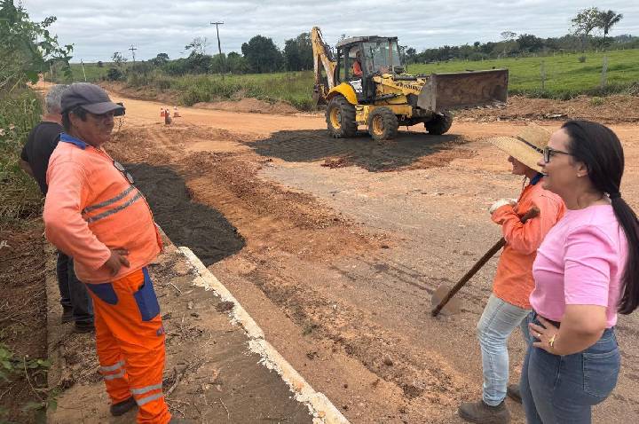 Rosangela Donadon conquista recuperação asfáltica para Novo Plano e acompanha obras.