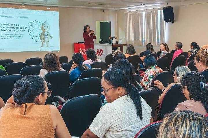 Salas de vacina fecham por um dia para capacitar profissionais e reforçar a segurança da população