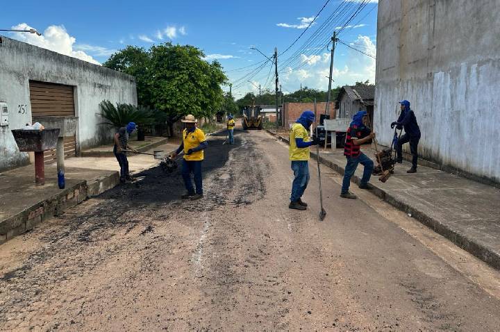 Serviço de tapa buracos é realizado no Bairro Aeroclube a pedido do vereador Edimilson Dourado