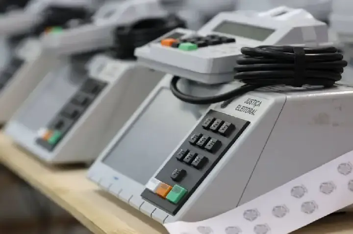 TSE cria comissão para fiscalizar inteligência artificial nas eleições