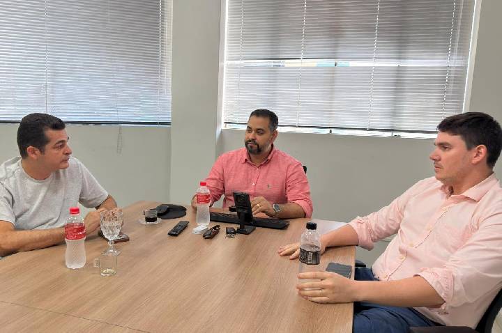 Vereador Adalto de Bandeirantes se reúne com secretário da Semed e cobra inauguração de extensão da Escola 3 de Dezembro