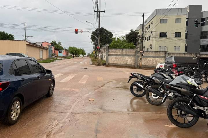 Vereador Edimilson Dourado solicita instalação de placa de Direita Livre para melhorar trânsito na zona Sul
