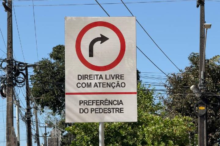 Vereador Edimilson Dourado tem solicitação atendida e instalação de placa “Direita Livre” melhora fluxo de veículos na Zona Sul