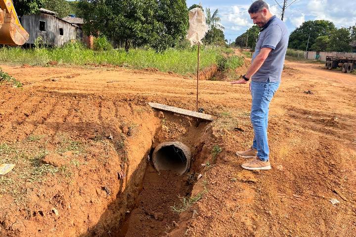 Vereador Márcio Pacele acompanha obras de drenagem em Nova Califórnia e reforça compromisso com os distritos