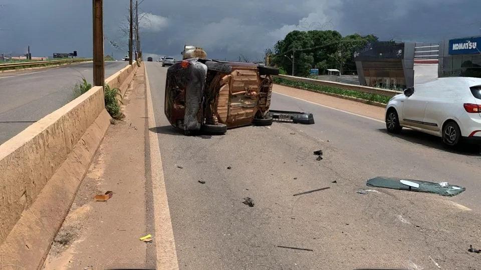 Carro capota após colisão com caminhão em Porto Velho, e motorista foge