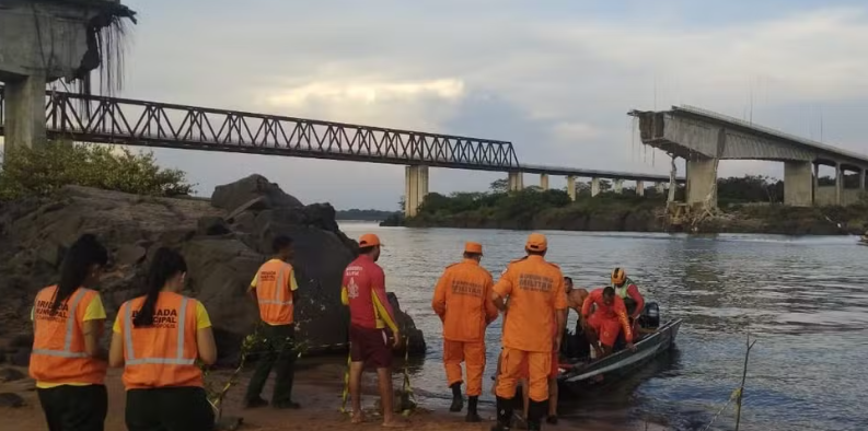Ibama notifica empresas para remover caminhões com ácido e agrotóxicos do rio após queda de ponte