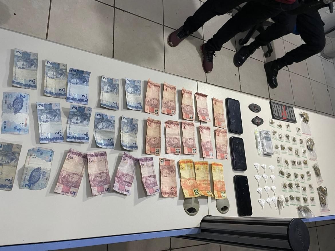 Marido foge e deixa mulher ser presa com drogas na zona leste
