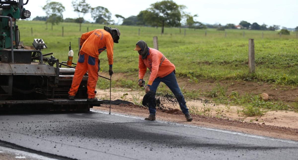 Obras de capa asfáltica estão em andamento na RO-473 entre Teixeirópolis e Urupá