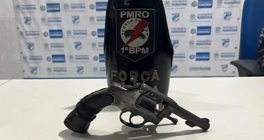Polícia Militar Utiliza Bala de Borracha e Spray de Pimenta em Prisão de Homem Armado Durante Tumulto em Bar