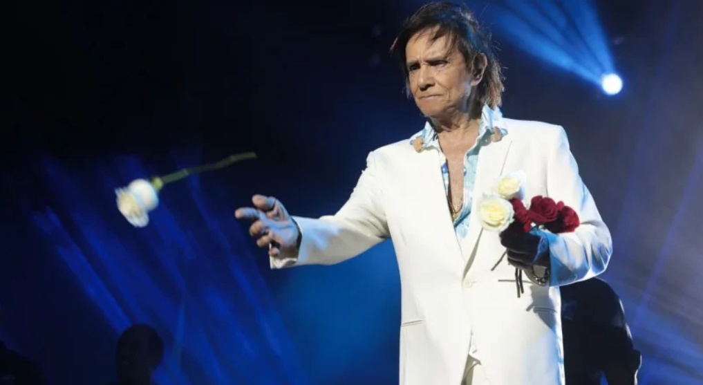 Roberto Carlos Repreende Público e Ameniza Show de Réveillon em Recife