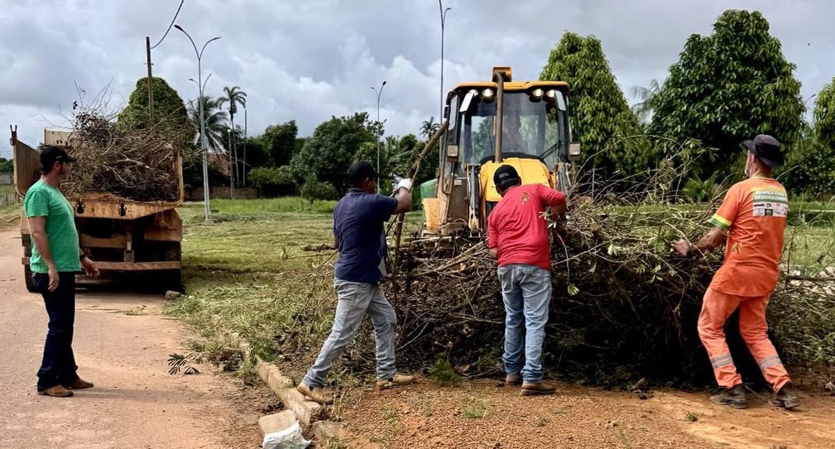 A Prefeitura de Rio Crespo realiza ação de limpeza nas vias públicas do município.