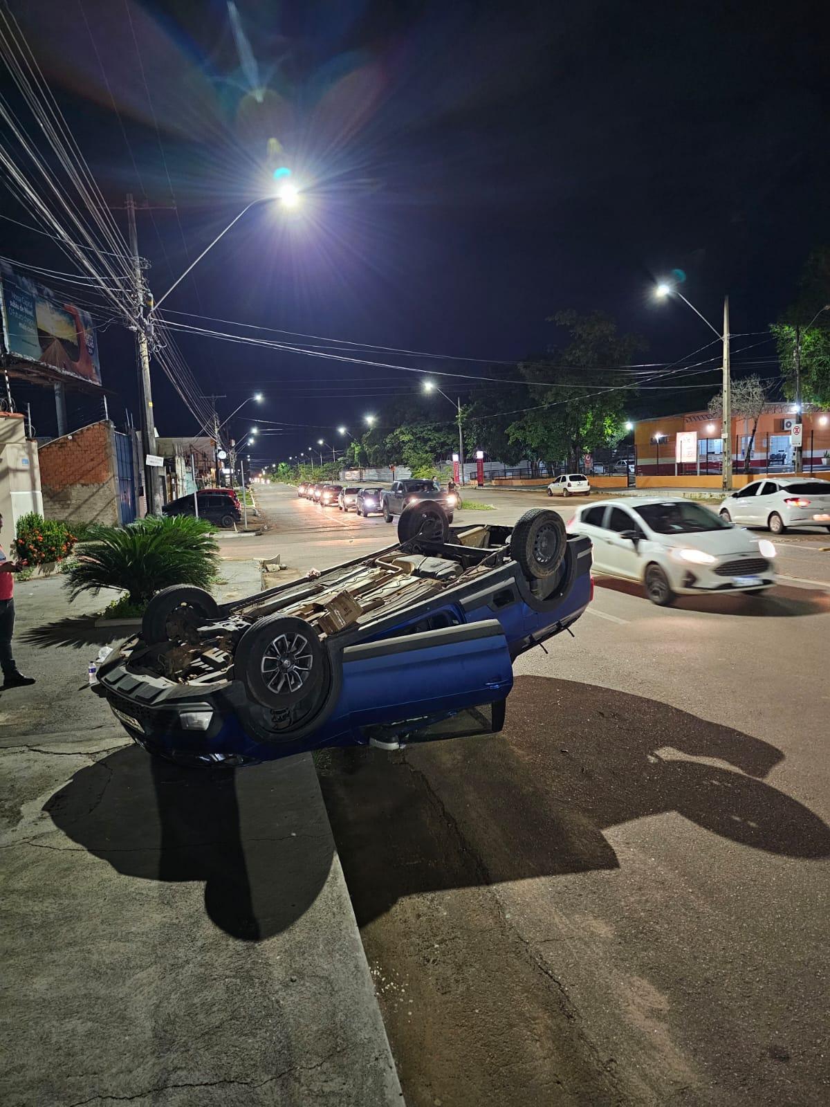 Carro Capota em Cruzamento de Porto Velho Após Colisão: Motorista Sofre Apenas Escoriações