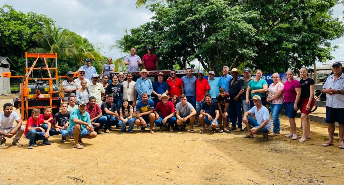 Deputado Pedro Fernandes entrega implementos agrícolas à ASPRULB90 em Cujubim
