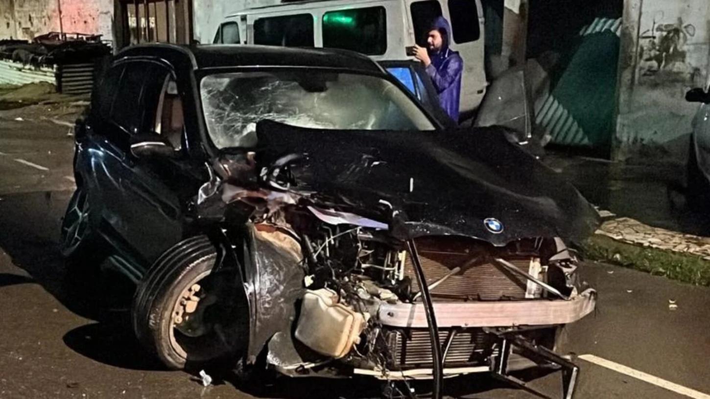 Funcionário Causa Acidente com BMW de Luxo em Alta Velocidade