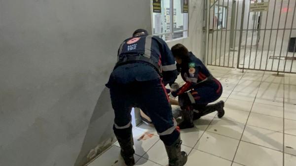 Jovem solicita assistência na delegacia após ser vítima de ataque a facada