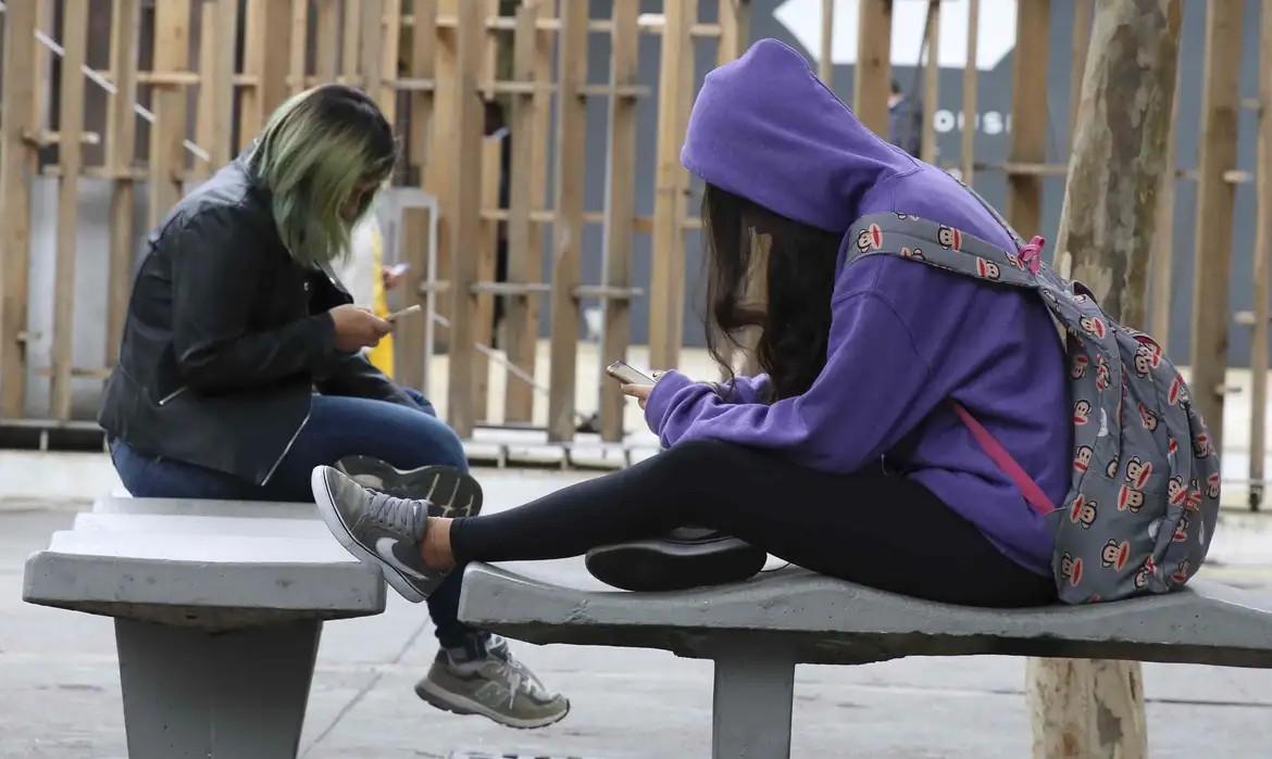 Publicada lei que restringe uso de celular em escolas; confira