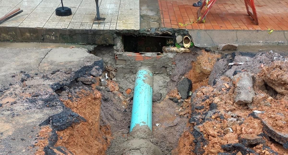 Trecho da Avenida Jatuarana passa por reparos com instalação de novas manilhas