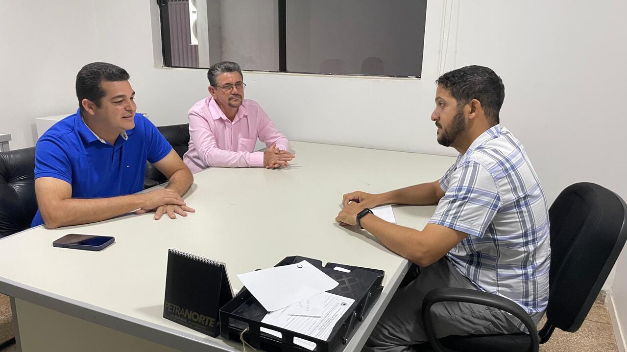 Vereador Adalto, com gabinete em reforma, discute cronograma de ações da Semagric nos distritos