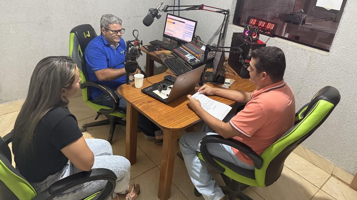 Vereador Adalto de Bandeirantes presta contas do primeiro mês de mandato na rádio comunitária