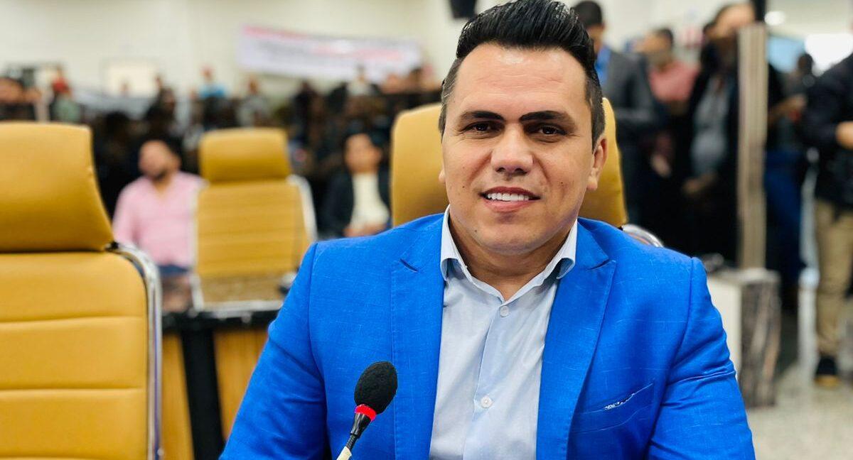 Vereador Edmilson Dourado solicita serviços de tapa-buracos em rua do bairro Cidade do Lobo