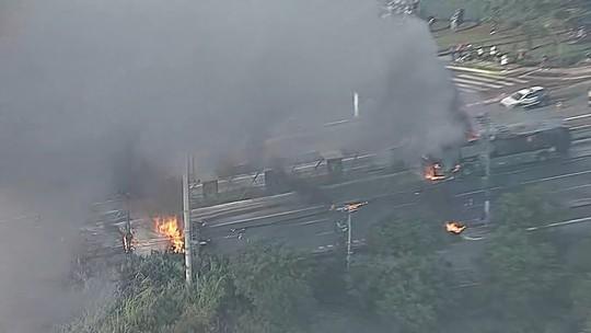 Avião cai em avenida de São Paulo e atinge ônibus