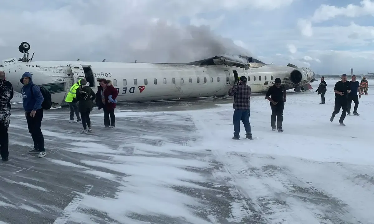 Avião da Delta capota em aeroporto no Canadá e deixa oito feridos