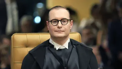 Barroso vai manter Dino e Zanin em julgamento contra Jair Bolsonaro