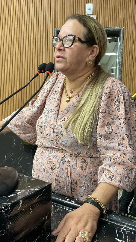 Ellis Regina parabeniza servidores municipais por mais uma conquista