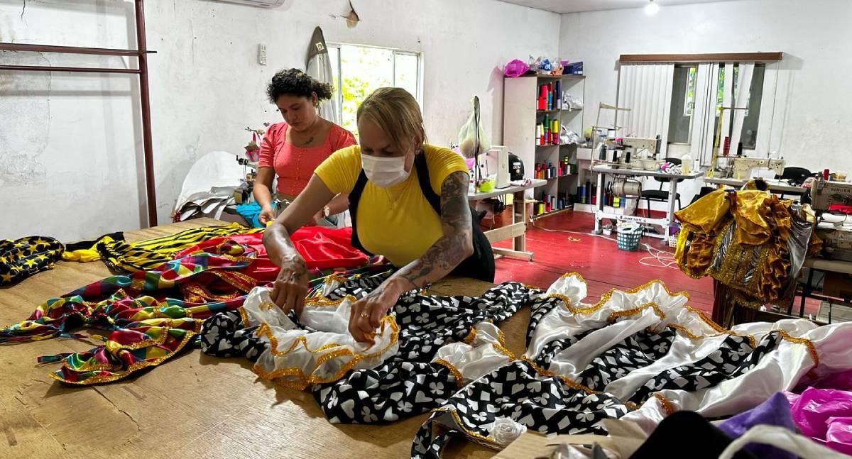 Fantasias e adereços da Corte do Rei Momo são criados por artistas locais de Porto Velho