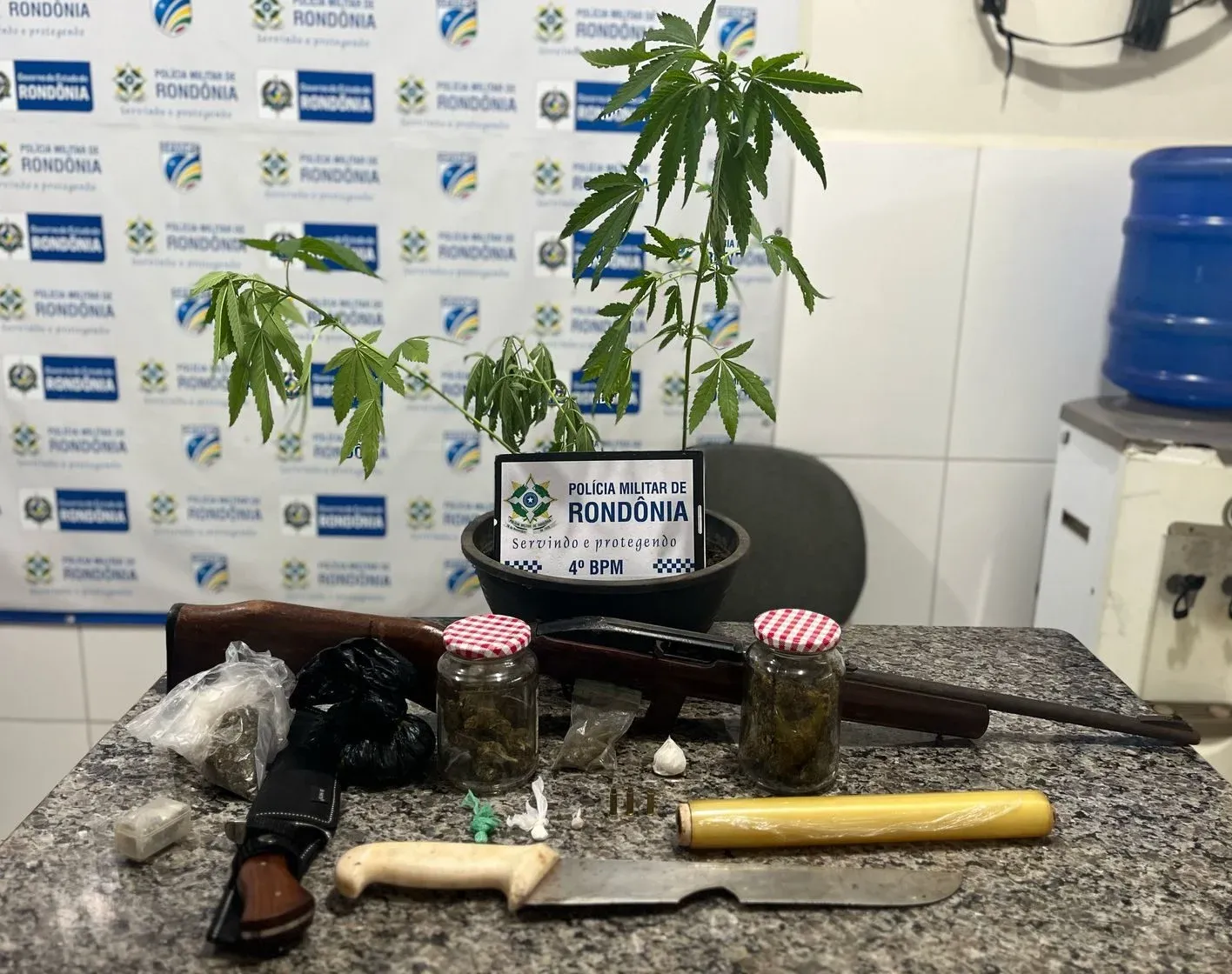Homem é preso com arma de fogo enquanto vendia drogas por delivery