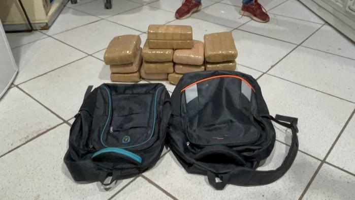 Mulher é presa com 13 tabletes de drogas em táxi na BR-364