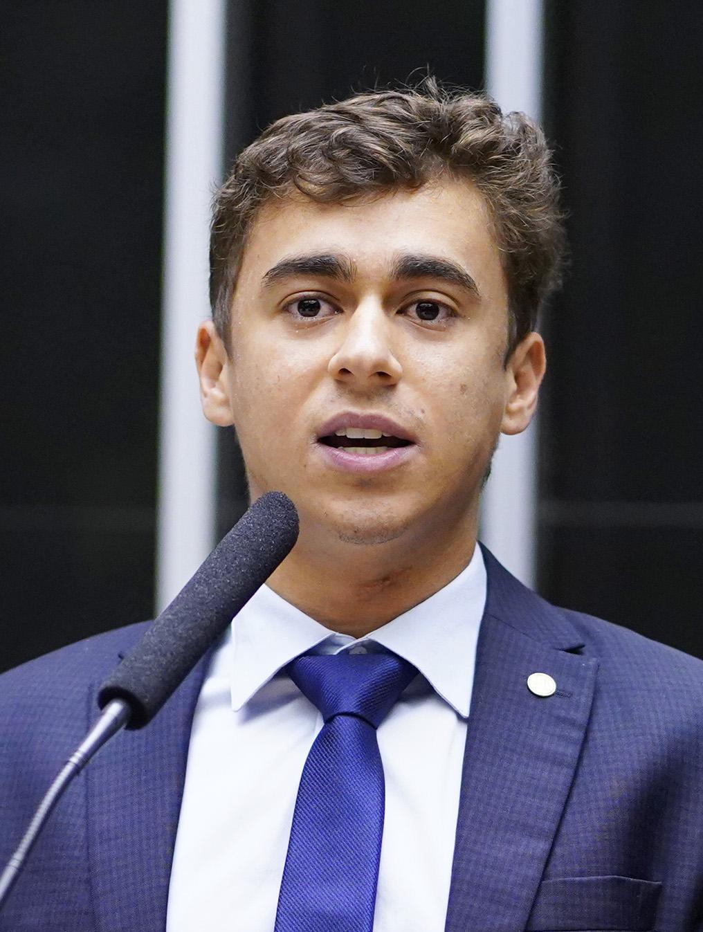 Nikolas discute com homem que disse que Bolsonaro 'vai ser preso'