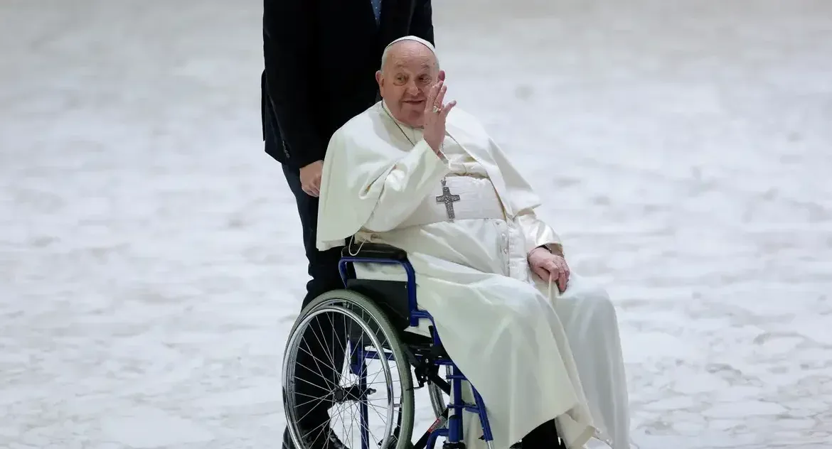Papa apresenta “leve melhora” em exames de sangue, diz Vaticano