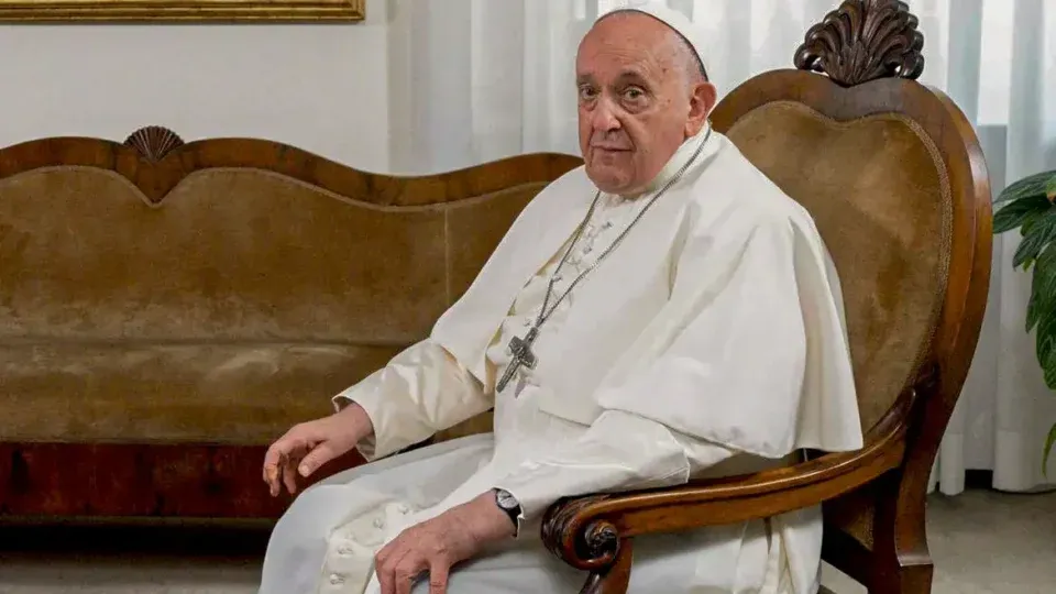 Papa Francisco tem pneumonia bilateral, diz Vaticano