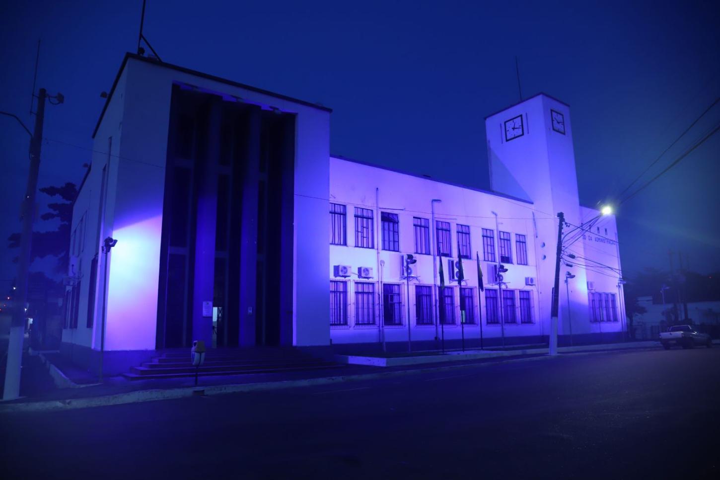 Prédio do Relógio recebe iluminação azul pelo Dia Internacional da Síndrome de Angelman